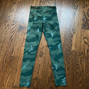 Girls Old Navy Active Leggings Size L (10-12) Green Camo Print